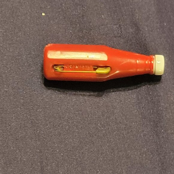 VINTAGE 2000 HEINZ KETCHUP BOTTLE COLLECTIBLE PIN. - Picture 2 of 2